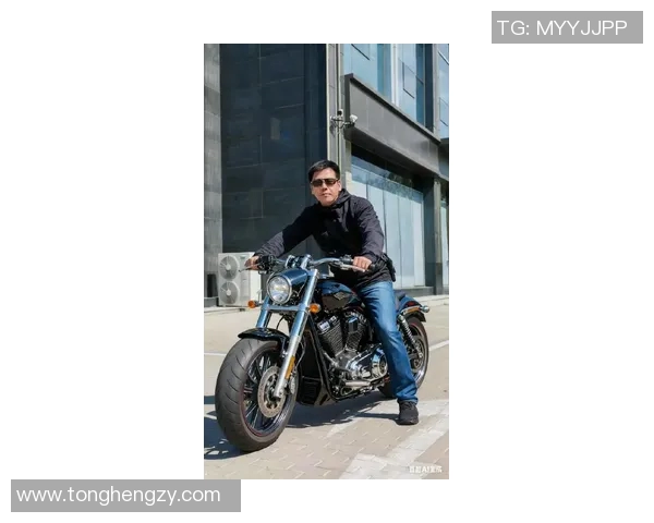 姚明骑哈雷畅游城市街头展现巨人风范与自由精神