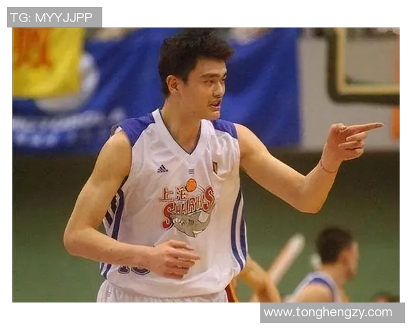 球迷热情呼喊姚明的名字展现篮球热爱与偶像崇拜的完美结合